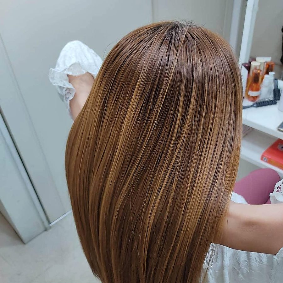 ロングのストレートにブラウンカラーを入れたスタイル