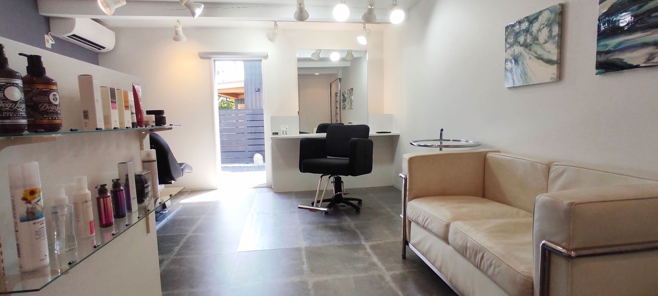hair blan noir の店内。100年前の蔵を改装した石造りの入口