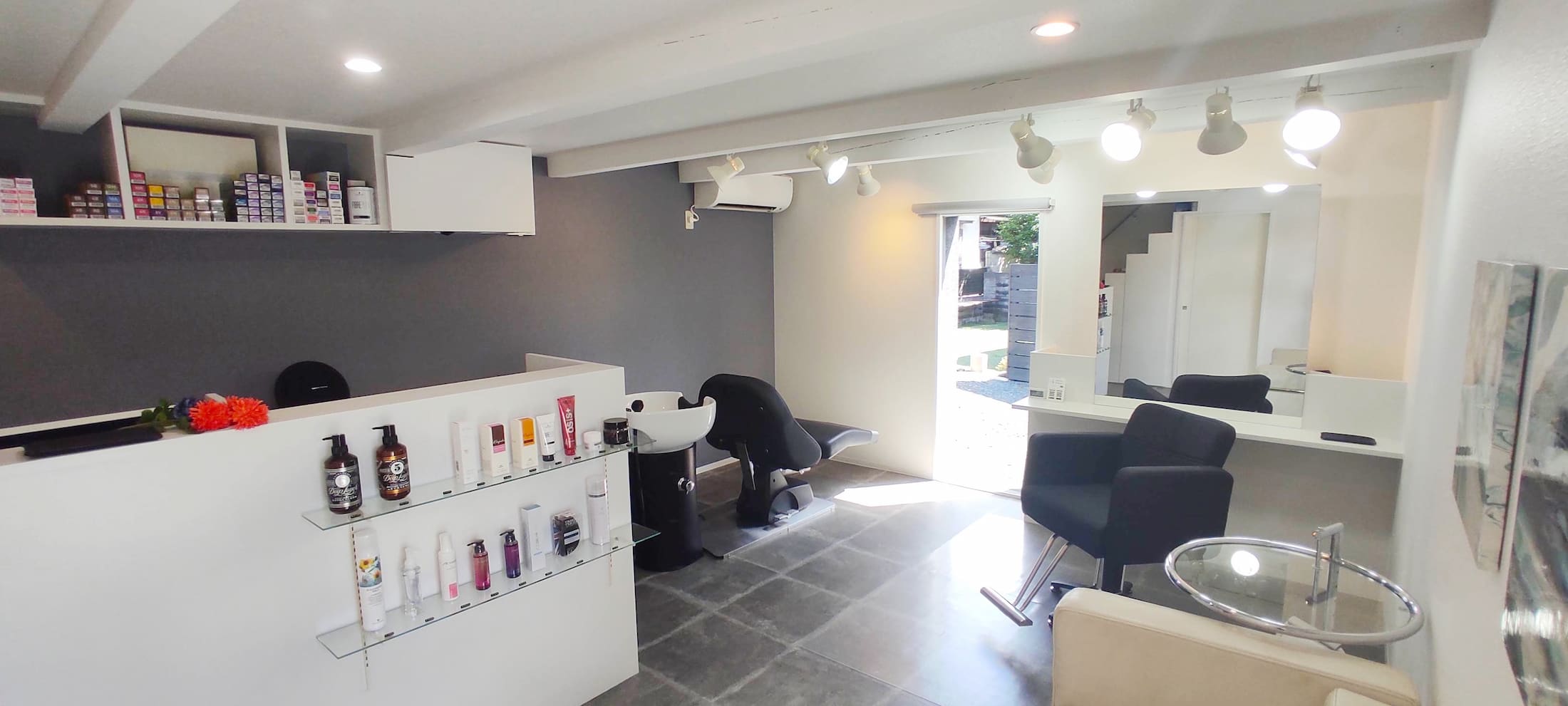 hair blan noir の完全個室のセット面とソファ